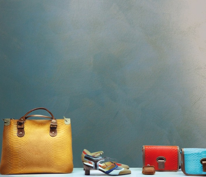 Cebo Style Antico Galaxy (ЧебоСтил Антико Галакси ) е декоративна боя с рустикален ефект с фини песъчинки и меки метални хамелеон отблясъци