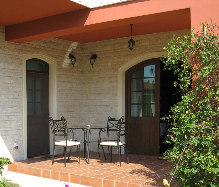 Vetrasil е акрилен лак, придаващ на каменната облицовка т.нар. „мокър ефект”